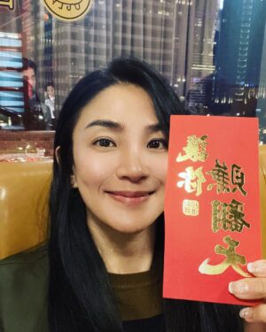 Jennifer Hong Instagram - 🐰

兔年好運擋不住兔年財源滾滾來呀滾滾來🤣！
💰💰💰
.
.
.
#lingling #春酒 #紅包