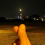 Jennifer Hong Instagram - 🌛 慢跑在河堤邊上 看著明月 覺得好美好溫暖 想許個願 願讓我的寶克服恐懼 一切順心美好 永遠健康平安 走在幸福的路上 也願大家都能走在幸福路上♥️ . . . #lingling #moon #warm #run