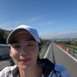 Jennifer Hong Instagram - ： 熱愛戶外活動的我稍稍曬一下太陽就會泛紅的厲害，也才常常被朋友問起妳是不是曬黑啦？ 這邊真的要說一下 其實我是因為有洪爸爸的強大基因 所以我的膚色常常讓大家覺得我是不是又曬黑了，本人不是白皮也不是黑皮 是紅皮人來的😌 然後太陽天真的太適合騎腳踏車了 雖說曬太陽的我容易泛紅變黑 但騎上腳踏車乘著風欣賞沿路美不勝收的風景根本太棒了。 . . . #lingling #Cycling #騎腳踏車 #太陽 #紅色
