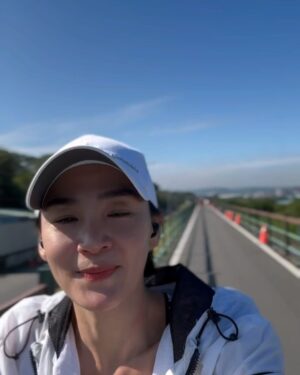 Jennifer Hong Instagram - ：

熱愛戶外活動的我稍稍曬一下太陽就會泛紅的厲害，也才常常被朋友問起妳是不是曬黑啦？

這邊真的要說一下
其實我是因為有洪爸爸的強大基因
所以我的膚色常常讓大家覺得我是不是又曬黑了，本人不是白皮也不是黑皮 是紅皮人來的😌

然後太陽天真的太適合騎腳踏車了
雖說曬太陽的我容易泛紅變黑
但騎上腳踏車乘著風欣賞沿路美不勝收的風景根本太棒了。
.
.
.
#lingling #Cycling #騎腳踏車 #太陽 #紅色