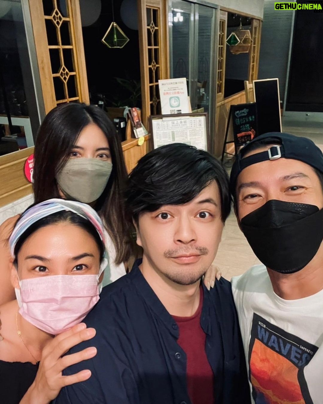Jennifer Hong Instagram - 🎥 每個人都在這世界裏尋找一份存在感 並認認真真地過著自己想要的樣子 但現實總是殘酷 也總會讓一個什麼都快失去的你 對這個世界充滿了不信任 我的好友江常輝演出的電影「徘徊年代」讓我看到了劇中主角的 茫然若失 不安與焦躁,喜歡他在劇中頹廢落魄的扮相以及恰如其分地詮釋。 片長2個小時我以為我會睡著⋯但是我沒有,我非常喜歡這部電影也推薦給你們。 放暑假了,大家一起進戲院看電影吧「徘徊年代」很不錯喔👍。