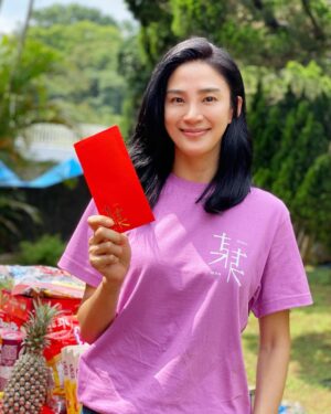 Jennifer Hong Instagram - 🎬

好久沒跟柳廣輝導演一起合作，這次#某某#又是這麼著名的網路小說改編，好期待繼「刻在你心底的名字」後，導演又要帶來什麼刻骨銘心的愛情了，今天剛開拍就已經非常期待。
.
.
.
#lingling #某某