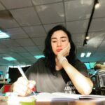 Jennifer Hong Instagram - 🙈 唉唷，幹嘛啦！！！ 你的身邊有沒有總是能捕捉到你最醜最真實樣子的朋友 好好的一個人可以拍成這樣也是一門功夫，謝了！ . . . #lingling #做功課 #劇本 #act #homework #drama #filming