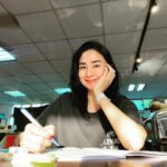 Jennifer Hong Instagram - 🙈 唉唷，幹嘛啦！！！ 你的身邊有沒有總是能捕捉到你最醜最真實樣子的朋友 好好的一個人可以拍成這樣也是一門功夫，謝了！ . . . #lingling #做功課 #劇本 #act #homework #drama #filming