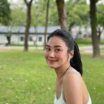 Jennifer Hong Instagram - 🏃🏼‍♀️ 這幾天朋友見我驚呼⋯ 妳是不是瘦了啊？ 妳怎麼瘦那麼多？ 其實我體重沒有什麼改變 我一樣正常吃 而且胃口還特別好（吃很多）😬 想著⋯哎呀！ 朋友覺得我好像瘦了 是不是跟我最近跑步有關？ 其實每次跑步時我都在想⋯ 今天會不會一下就腿痠阿？ 今天可以跑幾圈？ 好熱喔⋯⋯還是今天不要跑好了🫣 但聽見朋友都說我好像瘦了 就覺得～嗯！辛苦果然是有代價的⋯ 跑步時我總覺得⋯好漫長阿 但是不是應該保持跑步這樣的好習慣勒？ 除了朋友說我變瘦 睡眠品質變好 皮膚也變好了 看來跑步好處多多再痛苦也要堅持下去是不！ . . . #lingling #跑步 #跑步日記 #running