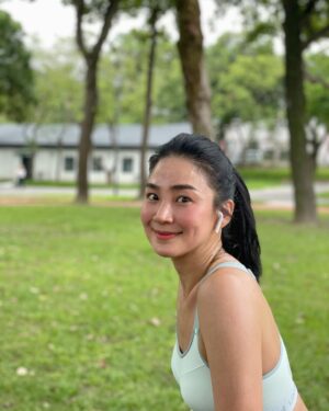 Jennifer Hong Instagram - 🏃🏼‍♀️

這幾天朋友見我驚呼⋯
妳是不是瘦了啊？
妳怎麼瘦那麼多？

其實我體重沒有什麼改變
我一樣正常吃
而且胃口還特別好（吃很多）😬

想著⋯哎呀！
朋友覺得我好像瘦了
是不是跟我最近跑步有關？

其實每次跑步時我都在想⋯
今天會不會一下就腿痠阿？
今天可以跑幾圈？
好熱喔⋯⋯還是今天不要跑好了🫣

但聽見朋友都說我好像瘦了
就覺得～嗯！辛苦果然是有代價的⋯

跑步時我總覺得⋯好漫長阿
但是不是應該保持跑步這樣的好習慣勒？
除了朋友說我變瘦
睡眠品質變好
皮膚也變好了

看來跑步好處多多再痛苦也要堅持下去是不！
.
.
.
#lingling #跑步 #跑步日記 
#running