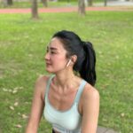 Jennifer Hong Instagram - 🏃🏼‍♀️ 這幾天朋友見我驚呼⋯ 妳是不是瘦了啊？ 妳怎麼瘦那麼多？ 其實我體重沒有什麼改變 我一樣正常吃 而且胃口還特別好（吃很多）😬 想著⋯哎呀！ 朋友覺得我好像瘦了 是不是跟我最近跑步有關？ 其實每次跑步時我都在想⋯ 今天會不會一下就腿痠阿？ 今天可以跑幾圈？ 好熱喔⋯⋯還是今天不要跑好了🫣 但聽見朋友都說我好像瘦了 就覺得～嗯！辛苦果然是有代價的⋯ 跑步時我總覺得⋯好漫長阿 但是不是應該保持跑步這樣的好習慣勒？ 除了朋友說我變瘦 睡眠品質變好 皮膚也變好了 看來跑步好處多多再痛苦也要堅持下去是不！ . . . #lingling #跑步 #跑步日記 #running