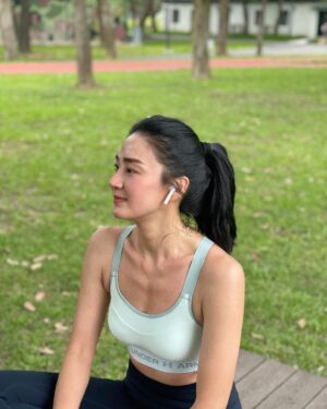 Jennifer Hong Instagram - 🏃🏼‍♀️

這幾天朋友見我驚呼⋯
妳是不是瘦了啊？
妳怎麼瘦那麼多？

其實我體重沒有什麼改變
我一樣正常吃
而且胃口還特別好（吃很多）😬

想著⋯哎呀！
朋友覺得我好像瘦了
是不是跟我最近跑步有關？

其實每次跑步時我都在想⋯
今天會不會一下就腿痠阿？
今天可以跑幾圈？
好熱喔⋯⋯還是今天不要跑好了🫣

但聽見朋友都說我好像瘦了
就覺得～嗯！辛苦果然是有代價的⋯

跑步時我總覺得⋯好漫長阿
但是不是應該保持跑步這樣的好習慣勒？
除了朋友說我變瘦
睡眠品質變好
皮膚也變好了

看來跑步好處多多再痛苦也要堅持下去是不！
.
.
.
#lingling #跑步 #跑步日記 
#running