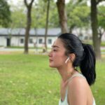 Jennifer Hong Instagram - 🏃🏼‍♀️ 這幾天朋友見我驚呼⋯ 妳是不是瘦了啊？ 妳怎麼瘦那麼多？ 其實我體重沒有什麼改變 我一樣正常吃 而且胃口還特別好（吃很多）😬 想著⋯哎呀！ 朋友覺得我好像瘦了 是不是跟我最近跑步有關？ 其實每次跑步時我都在想⋯ 今天會不會一下就腿痠阿？ 今天可以跑幾圈？ 好熱喔⋯⋯還是今天不要跑好了🫣 但聽見朋友都說我好像瘦了 就覺得～嗯！辛苦果然是有代價的⋯ 跑步時我總覺得⋯好漫長阿 但是不是應該保持跑步這樣的好習慣勒？ 除了朋友說我變瘦 睡眠品質變好 皮膚也變好了 看來跑步好處多多再痛苦也要堅持下去是不！ . . . #lingling #跑步 #跑步日記 #running