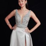 Jennifer Hong Instagram - ： 明天11/28 記得 《同學麥娜絲》 我和鄭人碩同學 在桃園三大戲院等你們喔！ 🙇‍♂️由於出席影人時間調整，若您已經購票，戲院可協助退票。在此致上最深的歉意，造成大家的不便，非常對不起！ ｜桃園｜ ▤出席影人：鄭人碩、洪小鈴 ・12:30 新光影城 (映後) ・15:05 新光影城 (映前) ・14:00 SBC星橋 (映後) ・15:10 美麗新台茂 (映後) #同學麥娜絲 #金馬57 #圖為金馬執委會提供 #鄭人碩 #starlip #piagetextraordinary #gingercbridal #lingling