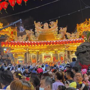 Jennifer Hong Instagram - 🙏

人生中第一次大甲媽祖遶境，好久沒有搭火車的我，帶著愉快也小興奮的心情，搭著區間快車從桃園一路挺進大甲。

踏上聖地就看見滿懷虔誠信仰的信眾們一起朝聖這個台灣文化一年一度宗教盛事的大甲媽遶境。據說這還是世界三大宗教盛事之一呢！

沿途的活動會讓你感覺置身國外的嘉年華會。
而這個充滿台灣風情的嘉年華會，除了有大仙ㄤ仔 絢爛的煙火 愛鞭炮的虎爺 光彩透明的泡泡和大開眼界的我！

沿路上都有熱心的信眾提供美食，還會親切的和妳說聲辛苦了，嗯！沒有比這更暖心的問侯了，這應該就是台灣人文最迷人的地方。
.
.
.
#lingling #大甲鎮瀾宮 #大甲媽 #廟會文化 #暖心 #warm #人文