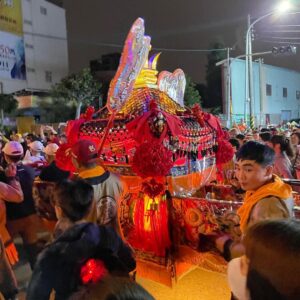 Jennifer Hong Instagram - 🙏

人生中第一次大甲媽祖遶境，好久沒有搭火車的我，帶著愉快也小興奮的心情，搭著區間快車從桃園一路挺進大甲。

踏上聖地就看見滿懷虔誠信仰的信眾們一起朝聖這個台灣文化一年一度宗教盛事的大甲媽遶境。據說這還是世界三大宗教盛事之一呢！

沿途的活動會讓你感覺置身國外的嘉年華會。
而這個充滿台灣風情的嘉年華會，除了有大仙ㄤ仔 絢爛的煙火 愛鞭炮的虎爺 光彩透明的泡泡和大開眼界的我！

沿路上都有熱心的信眾提供美食，還會親切的和妳說聲辛苦了，嗯！沒有比這更暖心的問侯了，這應該就是台灣人文最迷人的地方。
.
.
.
#lingling #大甲鎮瀾宮 #大甲媽 #廟會文化 #暖心 #warm #人文