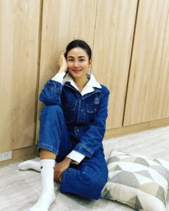 Jennifer Hong Instagram - 👋👋👋 好久沒上社群 決定穿上～ 穿搭達人鮪魚兒的美美禮物 來跟我可愛的鈴鐺們分享近況 消失好長一段時間的我在年後社群帳號突然被封鎖⋯了 怎麼照著步驟操作就是無法解鎖 鈴鐺們也有遇過這種情況嗎？？？ 明明都照著步驟ㄧㄧ操作了 可就會一直鬼打牆似的又回到原點然後還是解不開⋯真的氣到想翻桌耶🤬 還好我的神隊友幸星娛樂的大家長林可喬女士神之手摸一摸後⋯就解鎖了！真的太神奇了傑克🥰 這就是為什麼我許久沒分享動態的原因。 . . . #lingling #clothes #finally #happy @weiyin.com.tw @hsinstarforever