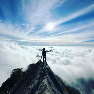 Jennifer Hong Instagram - 👐
希望我們都能勇敢的，做自己想做的事～
.
.
.
#lingling #bravery 
#鳶嘴山2180m