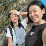 Jennifer Hong Instagram - ⭐️⭐️ 妳總說我們要活到老學到老 我說我們可以不是最聰明的 但可以是最認真最努力的 我不拍戲 妳也休假時 我們都喜歡挑戰難爬的山 每一次拿下山時 都特別有成就感 就像每一次 我接下的新角色 妳接下的新主持 一次又一次地挑戰不可能的任務 但又將工作全力以赴地完成 那種成就 真的不是三言兩語能說完的 期許未來咱們都能像這次一樣 穿過一個接一個險峻的山陵線 一路攻上鳶嘴山頂2180公尺一樣 克服一次又一次的挑戰 修煉成為更好的自己～🍓 . . . #鳶嘴山2180m #爬山 #姐妹 #climbing #challenge #sister 鳶嘴山標高2180公尺