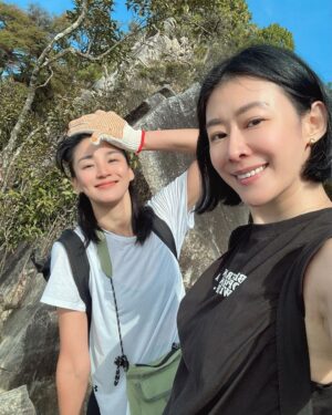 Jennifer Hong Instagram - ⭐️⭐️

妳總說我們要活到老學到老
我說我們可以不是最聰明的
但可以是最認真最努力的

我不拍戲 妳也休假時
我們都喜歡挑戰難爬的山
每一次拿下山時
都特別有成就感
就像每一次
我接下的新角色
妳接下的新主持
一次又一次地挑戰不可能的任務
但又將工作全力以赴地完成
那種成就
真的不是三言兩語能說完的

期許未來咱們都能像這次一樣
穿過一個接一個險峻的山陵線
一路攻上鳶嘴山頂2180公尺一樣
克服一次又一次的挑戰
修煉成為更好的自己～🍓
.
.
.
#鳶嘴山2180m #爬山 #姐妹 
#climbing #challenge #sister