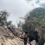 Jennifer Hong Instagram - ⭐️⭐️ 妳總說我們要活到老學到老 我說我們可以不是最聰明的 但可以是最認真最努力的 我不拍戲 妳也休假時 我們都喜歡挑戰難爬的山 每一次拿下山時 都特別有成就感 就像每一次 我接下的新角色 妳接下的新主持 一次又一次地挑戰不可能的任務 但又將工作全力以赴地完成 那種成就 真的不是三言兩語能說完的 期許未來咱們都能像這次一樣 穿過一個接一個險峻的山陵線 一路攻上鳶嘴山頂2180公尺一樣 克服一次又一次的挑戰 修煉成為更好的自己～🍓 . . . #鳶嘴山2180m #爬山 #姐妹 #climbing #challenge #sister 鳶嘴山標高2180公尺