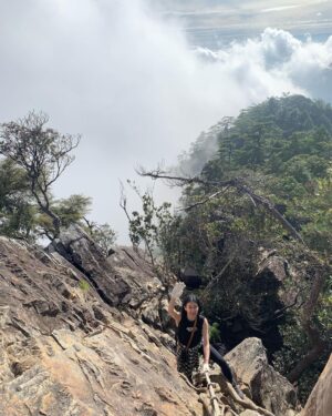 Jennifer Hong Instagram - ⭐️⭐️

妳總說我們要活到老學到老
我說我們可以不是最聰明的
但可以是最認真最努力的

我不拍戲 妳也休假時
我們都喜歡挑戰難爬的山
每一次拿下山時
都特別有成就感
就像每一次
我接下的新角色
妳接下的新主持
一次又一次地挑戰不可能的任務
但又將工作全力以赴地完成
那種成就
真的不是三言兩語能說完的

期許未來咱們都能像這次一樣
穿過一個接一個險峻的山陵線
一路攻上鳶嘴山頂2180公尺一樣
克服一次又一次的挑戰
修煉成為更好的自己～🍓
.
.
.
#鳶嘴山2180m #爬山 #姐妹 
#climbing #challenge #sister