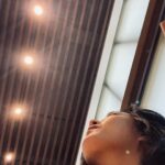 Jennifer Hong Instagram - ： 我思來想去⋯ 決定在等戲時把蘋果吃了 好吃😌 . . . #lingling #apple #蘋果 #梨山 #媽媽的愛