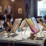 Jennifer Hong Instagram - 🍓 最喜歡海邊和沙灘了 老師說選一張自己最喜歡的照片或圖片當作素材吧！ 第一次作畫的我 在教室裏感受著與同學們一起創作的美好 畫畫 不專屬於誰，每一個人都觸手可及 畫畫 也讓我擁有了一個寧靜和快樂的午後。 . . . #lingling #painting #draw #happy #friends