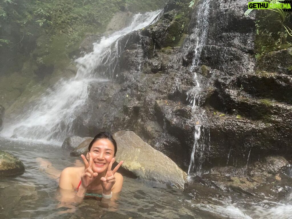 Jennifer Hong Instagram - ： 可愛的小瀑布冒著白茫茫的霧氣 全身浸泡在天然溫泉水裡 哇哇哇⋯⋯⋯⋯ 再也沒有比這更幸福快樂的事了😌 . . . #lingling #野溪溫泉 #秘境 #冬天 #泡湯