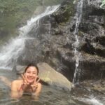 Jennifer Hong Instagram - ： 可愛的小瀑布冒著白茫茫的霧氣 全身浸泡在天然溫泉水裡 哇哇哇⋯⋯⋯⋯ 再也沒有比這更幸福快樂的事了😌 . . . #lingling #野溪溫泉 #秘境 #冬天 #泡湯