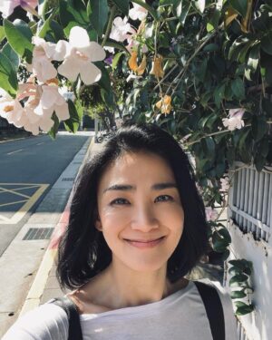 Jennifer Hong Instagram - ：
哈～
.
.
.
🧡

#lingling #收工