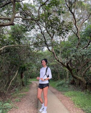 Jennifer Hong Instagram - 🥮🥮🥮～
.
.
.
#lingling #中秋節 #中秋節快樂 #爬山