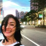 Jennifer Hong Instagram – 💙

看颱風的風把我吹的～收工啦！
.
.
.
#lingling #wind #night #happy 
#拍戲 #颱風 #夜