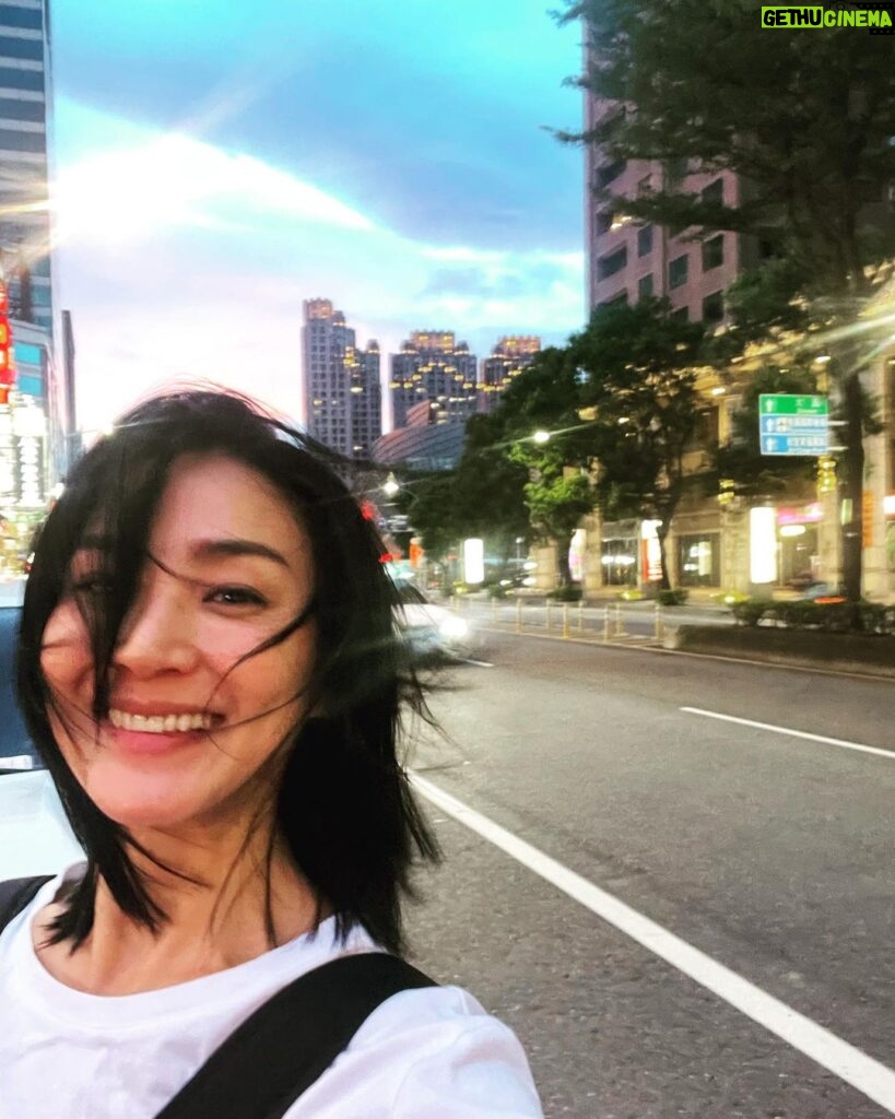 Jennifer Hong Instagram - 💙 看颱風的風把我吹的～收工啦！ . . . #lingling #wind #night #happy #拍戲 #颱風 #夜