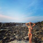 Jennifer Hong Instagram – 🌀🌀

這一週，來了兩個颱風
本以為要去海邊的活動都得取消
擔心的我時刻注意天氣的隨時變化
慶幸的是…☺️老天保佑我呀
讓我在海邊的活動順利完成
要不明天要拍戲也沒太多時間來海邊了

今夏我又把自己烤成甜甜的焦糖色了～開心☺️

#有人也跟我一樣把自己上色了嗎？
.
.
.
#lingling #sea #ocean #happy 
#颱風 #兩個 #焦糖色