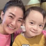Jennifer Hong Instagram - ： 能想像一個才兩歲大的娃兒居然可以吃下一碗比大人還大碗的白米飯！ 重點是他吃完之後還一直說他還要 我看著他的母親詢問他還能再吃嗎？ 母親大人說他吃太多了先緩緩⋯ 於是我拿出手機跟壯壯說吃飽了來跟姨姨拍張照唄！ 沒想到小屁孩兒直接給我來個放電模式 看看這個眼神⋯嘖嘖嘖嘖嘖嘖 以後有多少女孩兒要心碎了🤣 . . . #lingling #笑顔 #壯壯 #寶寶 #天使 #可愛 #baby #laughing #angel