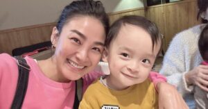 Jennifer Hong Instagram - ：

能想像一個才兩歲大的娃兒居然可以吃下一碗比大人還大碗的白米飯！
重點是他吃完之後還一直說他還要
我看著他的母親詢問他還能再吃嗎？
母親大人說他吃太多了先緩緩⋯

於是我拿出手機跟壯壯說吃飽了來跟姨姨拍張照唄！

沒想到小屁孩兒直接給我來個放電模式
看看這個眼神⋯嘖嘖嘖嘖嘖嘖
以後有多少女孩兒要心碎了🤣
.
.
.
#lingling #笑顔 #壯壯 #寶寶 #天使 #可愛 #baby #laughing #angel