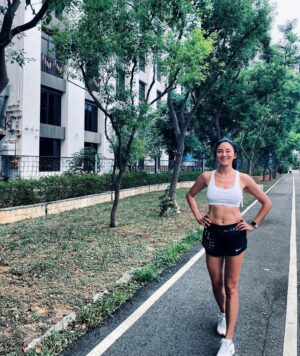 Jennifer Hong Instagram - 🏃

雖然已經全身濕透
但是有天然的超級大風扇吹著
完全不感覺悶熱吶

颱風來臨前跑步可舒服了😌
6公里收操
.
.
.
#lingling #run #running #typhoon #颱風 #fan #natural