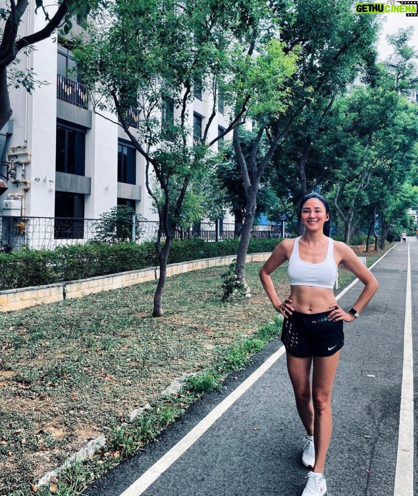Jennifer Hong Instagram - 🏃 雖然已經全身濕透 但是有天然的超級大風扇吹著 完全不感覺悶熱吶 颱風來臨前跑步可舒服了😌 6公里收操 . . . #lingling #run #running #typhoon #颱風 #fan #natural