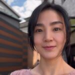 Jennifer Hong Instagram - ： 剛進家景拍攝時 這棵櫻花樹還乾巴巴的 這才不到一個月的時間吶 已經開滿桃紅色的櫻花了🌸 你們看是不是好漂亮！ . . . #lingling #sakura #櫻花 #拍戲日常 #上班