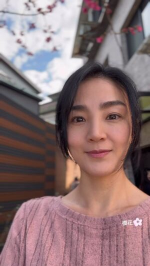 Jennifer Hong Instagram - ：

剛進家景拍攝時
這棵櫻花樹還乾巴巴的
這才不到一個月的時間吶
已經開滿桃紅色的櫻花了🌸
你們看是不是好漂亮！
.
.
.
#lingling #sakura #櫻花 #拍戲日常 #上班