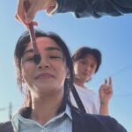 Jennifer Hong Instagram - ： 最近從早到晚的拍攝+上日夜溫差變化極大 劇組好多人都感冒了還想著自己都沒事 肯定是平時有運動習慣有比較強壯唷！ 但⋯真是莫非定律想都不能想捏 才想完隔天俺就中標了😂 聲音沙啞+低燒+全身酸軟像一根茄子🍆 全身軟趴趴 所幸我們組裡的開心果小鈞（後面那位）天天帶給我們歡樂，讓正與流感病毒搏鬥的我不至於太過痛苦工作。 🌡️大家都要注意保暖不要生病 生病好難受真的太煩人了。 . . . #lingling #工作 #早上 #晚上 #感冒#