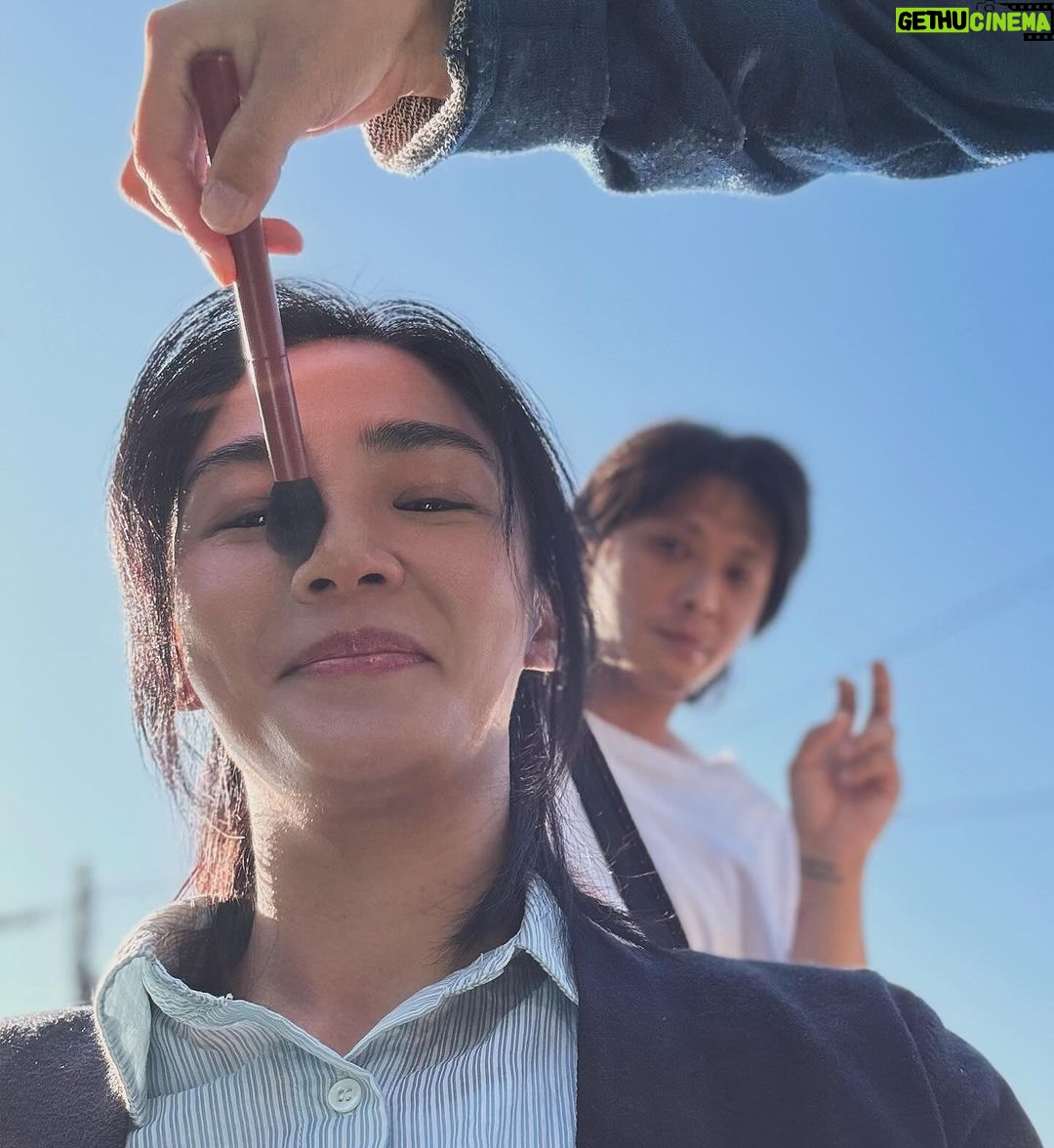 Jennifer Hong Instagram - : 最近從早到晚的拍攝+上日夜溫差變化極大 劇組好多人都感冒了還想著自己都沒事 肯定是平時有運動習慣有比較強壯唷! 但⋯真是莫非定律想都不能想捏 才想完隔天俺就中標了😂 聲音沙啞+低燒+全身酸軟像一根茄子🍆 全身軟趴趴 所幸我們組裡的開心果小鈞(後面那位)天天帶給我們歡樂,讓正與流感病毒搏鬥的我不至於太過痛苦工作。 🌡️大家都要注意保暖不要生病 生病好難受真的太煩人了。 . . . #lingling #工作 #早上 #晚上 #感冒#