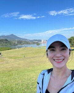 Jennifer Hong Instagram - ： 熱愛戶外活動的我稍稍曬一下太陽就會泛紅的厲害，也才常常被朋友問起妳是不是曬黑啦？ 這邊真的要說一下 其實我是因為有洪爸爸的強大基因 所以我的膚色常常讓大家覺得我是不是又曬黑了，本人不是白皮也不是黑皮 是紅皮人來的😌 然後太陽天真的太適合騎腳踏車了 雖說曬太陽的我容易泛紅變黑 但騎上腳踏車乘著風欣賞沿路美不勝收的風景根本太棒了。 . . . #lingling #Cycling #騎腳踏車 #太陽 #紅色
