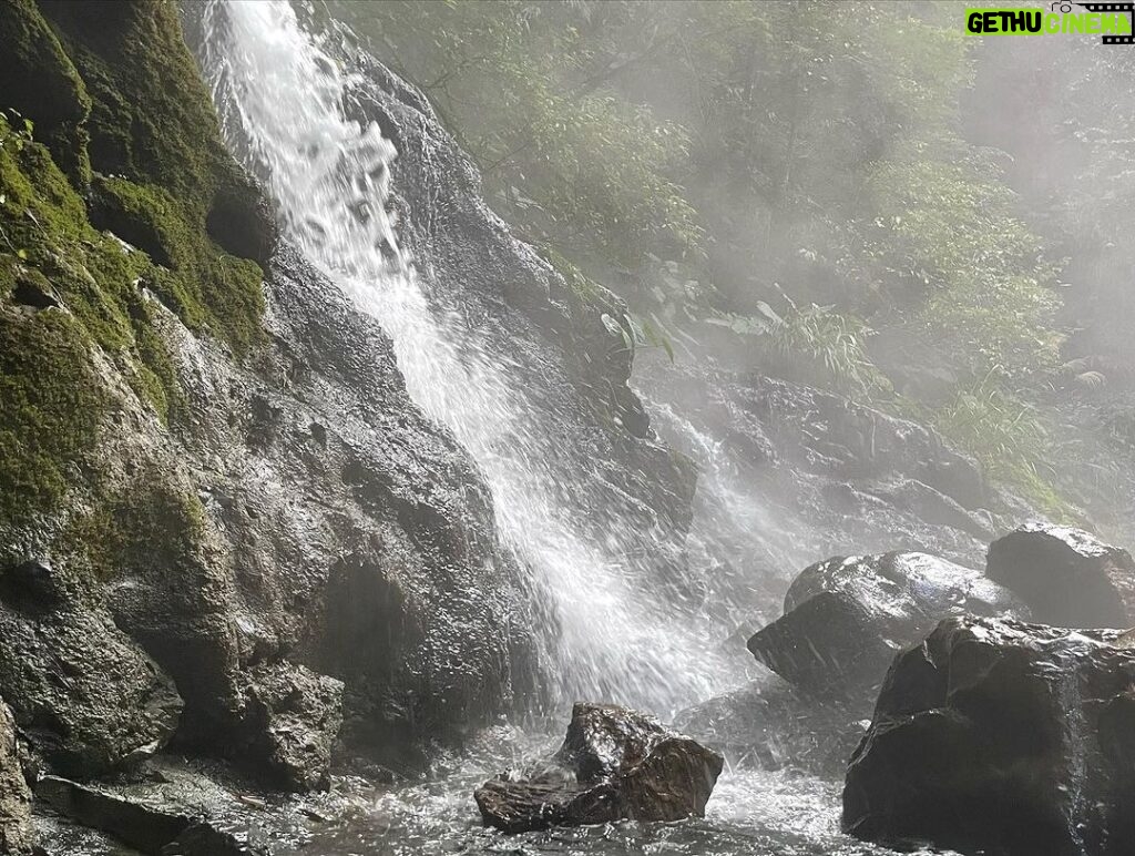 Jennifer Hong Instagram - ： 可愛的小瀑布冒著白茫茫的霧氣 全身浸泡在天然溫泉水裡 哇哇哇⋯⋯⋯⋯ 再也沒有比這更幸福快樂的事了😌 . . . #lingling #野溪溫泉 #秘境 #冬天 #泡湯