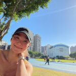Jennifer Hong Instagram - ： 原本計畫著5:30起床 想趁著還沒有大太陽的時候跑步 原因是我好喜歡看著從黑夜逐漸變亮的清晨 可家裡小朋友賴床一直拖到太陽完全升起才出門 今天早上20度乾冷 照不到太陽的地方真的冷颼颼 但跑到有陽光照到的地方覺得超級舒服吶 全身暖呼呼感覺像被太陽抱著 這是不是也是種～小確幸！ . . . #lingling #run #running #跑步 #晨跑 #早安 #good #goodmorning