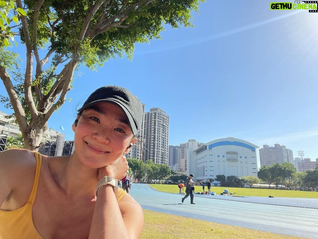Jennifer Hong Instagram - : 原本計畫著5:30起床 想趁著還沒有大太陽的時候跑步 原因是我好喜歡看著從黑夜逐漸變亮的清晨 可家裡小朋友賴床一直拖到太陽完全升起才出門 今天早上20度乾冷 照不到太陽的地方真的冷颼颼 但跑到有陽光照到的地方覺得超級舒服吶 全身暖呼呼感覺像被太陽抱著 這是不是也是種~小確幸! . . . #lingling #run #running #跑步 #晨跑 #早安 #good #goodmorning