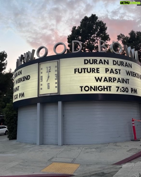 Jennifer Lindberg Instagram - LAST NIGHT WAS WILD. my gosh ♥️🌺♥️ so many feelings of the good stuff. thank you!!! forever grateful! @duranduran 📷 @beckyfink