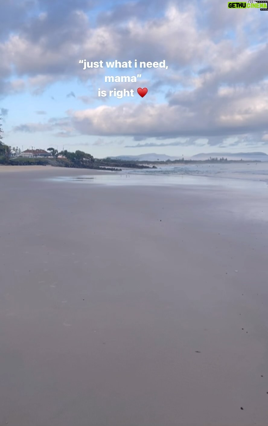Jennifer Lindberg Instagram - beautiful sunrise this am in byron bay .. just what the doctor ordered.. amidst all of the pain and sorrow , try to get out there and find a little light, wherever you can find it. ♥️♥️♥️ song: sad people artist: @kidcudi