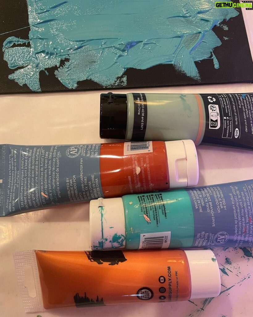 Jennifer Lindberg Instagram - working on a commission atm.. (just barely started) and i am in LOVE w the color palette they chose.. this is FUN DM FOR COMMISSION DETAILS♥️ #workingonit #abstractpainter