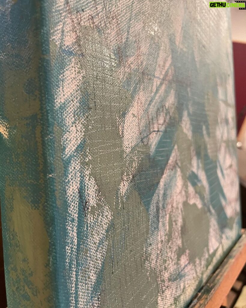 Jennifer Lindberg Instagram - working on a commission atm.. (just barely started) and i am in LOVE w the color palette they chose.. this is FUN DM FOR COMMISSION DETAILS♥️ #workingonit #abstractpainter