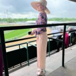 Jennifer Robertson Instagram - When you’re so excited for a race you go stand outside WAY too early, and @somuchglitter snaps a pick of you being a keener.