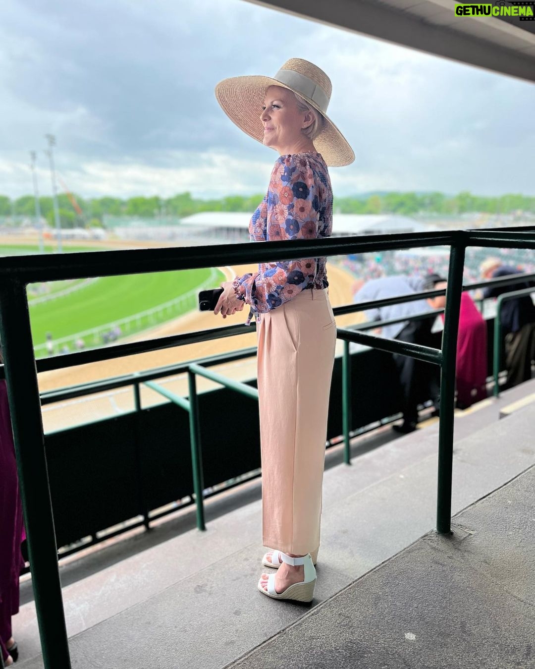 Jennifer Robertson Instagram - When you’re so excited for a race you go stand outside WAY too early, and @somuchglitter snaps a pick of you being a keener.
