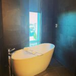 Jennifer Robertson Instagram - Far from your typical airport hotel. @bruno.yvr THIS burrata salad. @versantehotel THIS tub. The only thing that would have topped this would have been if I ate this salad whilst IN this bath. Bath Salad? Could that be a thing? Kindest staff, lovely experience 💕